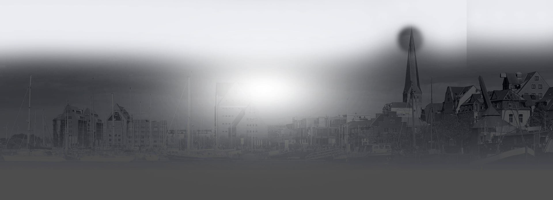 Panorama des Rostocker Stadthafens mit Segelbooten und der Petrikirche, Heimat von Flüssiggas on Net
