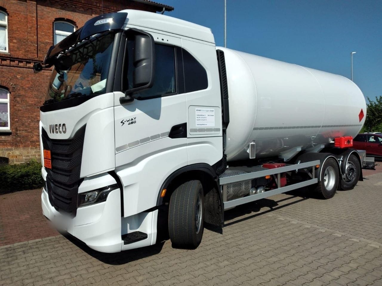 Flüssiggas-Tankwagen, moderner IVECO S-Way mit Gastank-Auflieger